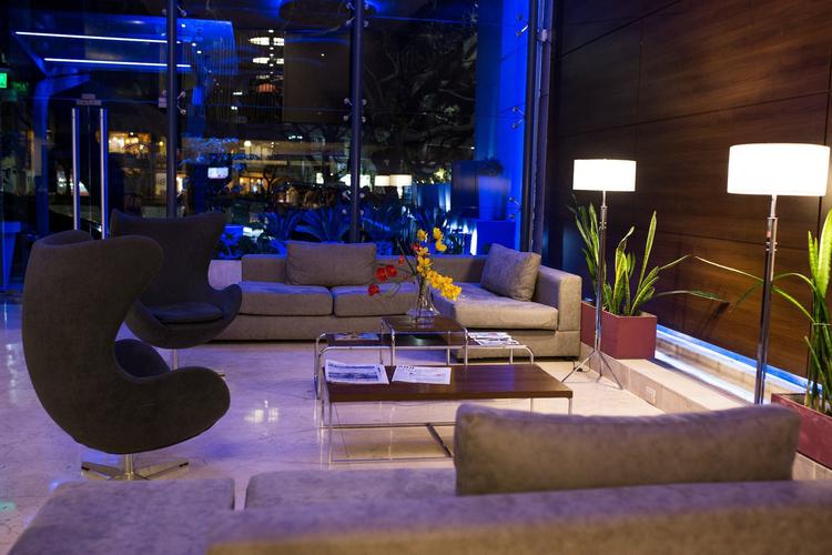 Modern lobby with beautiful view of la cañada. Howard Johnson & Suites Córdoba 
