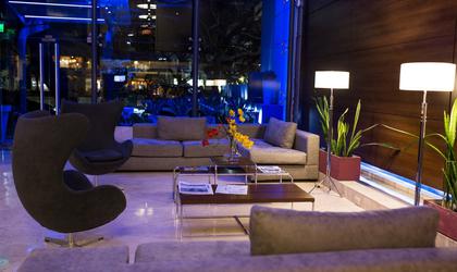 Modern lobby with beautiful view of la cañada. Howard Johnson & Suites Córdoba 