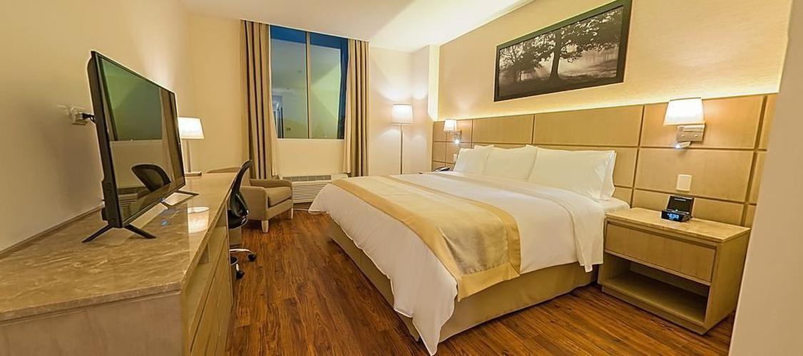 Standard king room Hotel Radisson Guayaquil