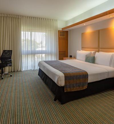 Room with large bed Sonesta Hotel El Olivar Lima
