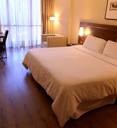 Superior king room Howard Johnson Hotel & Suites Córdoba